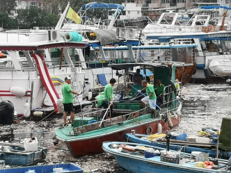 海事处外判工正在清理西贡码头海面一带垃圾。