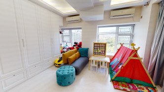 儿童游戏室面积相当于2个客房，订造大柜提供收纳空间。