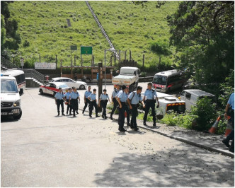 藍帽子警員繼續到水塘搜尋。梁國峰