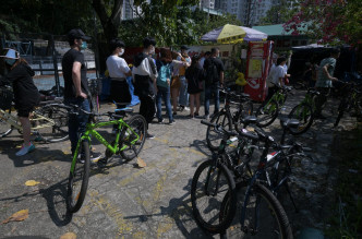 市民跟親友租單車吹風