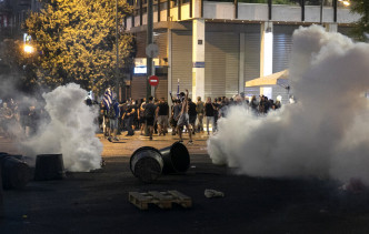 警察施放催泪弹驱散。AP图片