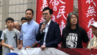 吴文远（持咪者）与其支持者于开庭前高叫「梁振英祸港可耻」等口号。邱嘉幸 摄