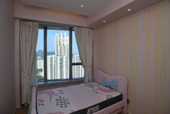 睡房用上粉紅色為主調，充滿少女氣息。