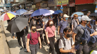 示威者大都戴上口罩。