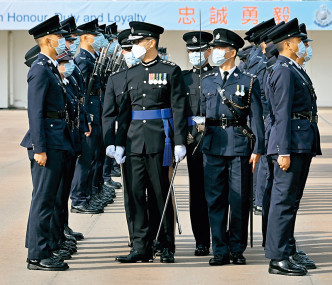 處長蕭澤頤（左二）檢閱一眾結業學員。警方提供