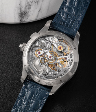 限量一百枚的雙秒追針計時表，設計靈感源自Minerva於1930年代的一款17/29計時表，中央設蝸形測速計，外緣為測距計，藍白主色配以橙色點綴，復古又時尚。