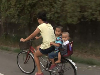 由於兩位弟弟年紀太輕，懂事的姐姐便讓出單車的後座給弟弟。