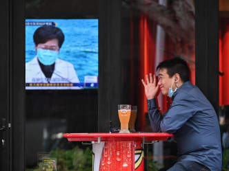 林郑月娥宣布禁卖酒，以减少社交接触。