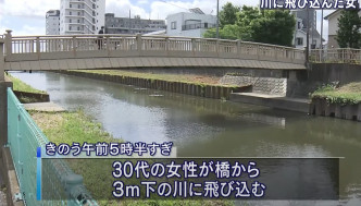 东京女子跳河寻死现场。网上图片