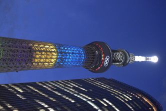每晚晴空塔也会显示奥运标志颜色。 特约记者梁彦伟东京直击