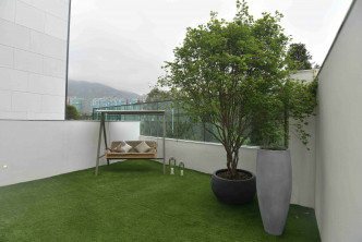 戶外露台充滿綠化氣息，設有韆鞦，住戶可安坐於此賞景。