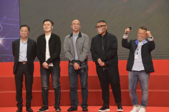 （左起）何丽全、华纳唱片董事总经理Gordon、环球唱片大中华区(香港)董事总经理Duncan、Sony Music大中华区董事总经理陈国威和志伟一同合照。