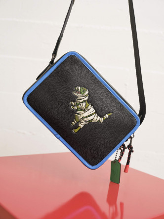 撞色皮革斜揹袋/$5,450，袋身飾以木乃伊Rexy恐龍圖案。
