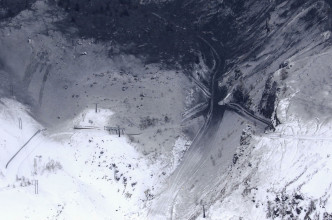 日本草津火山噴發 滑雪場雪崩。AP圖片