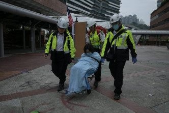 3人由救護送離校園。