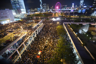 入夜后大批市民聚集。