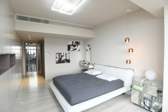 主人房面积偌大，以淡色墙身配以浅灰色地板，设计简洁舒适。