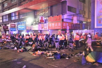 警方在碧街拘捕逾30人。