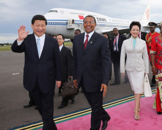 2013年3月對坦桑尼亞進行國事訪問，習近平與夫人彭麗媛白藍色搭配。
