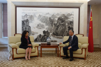 鄭若驊（左）在首爾與中國駐韓國大使邱國洪（右）會面。