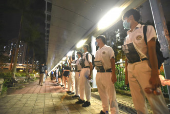 多名中学生穿校服参与天水围发起「人链」抗议