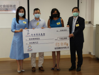 金铃与赵曾学韫代表「香港传承基金」接受月饼及善款捐赠。