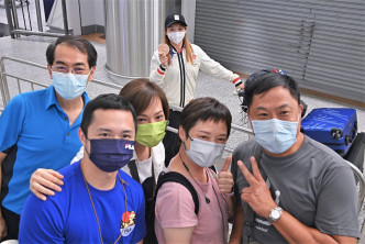 刘慕裳与家人在机场合照。