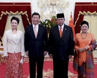 2013年10月2日，习近平同印尼总统举行会谈，此时彭丽媛已换了一条红底印花长裙。