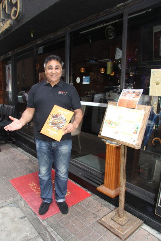 乔宝宝做半日印度餐厅店长，望筹得更多善款助印度抗疫。