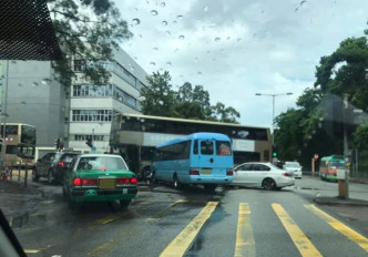 3車相撞後橫亙在馬路中。圖：網民Ayumi Peggy‎Tai Po