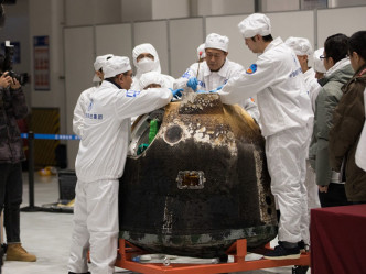 國家航天局探月與航天工程中心今日在北京舉行嫦娥五號任務第一批月球科研樣本發放儀式。新華社圖片