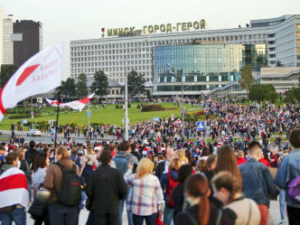 数以千计的群众在首都明斯克上街抗议。AP图片