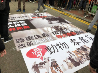 市民游行反对「人道毁灭」泰小狗。FB狗保母专页图片