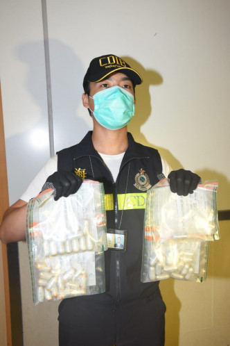 巴西來港男旅客被捕後再排出40多粒膠囊。