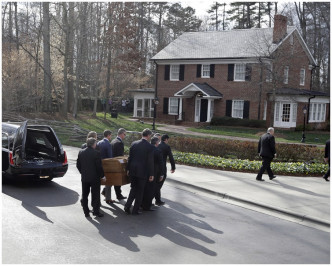 灵车抵达夏洛特市的葛培理图书馆工作人员把棺木抬入内。AP