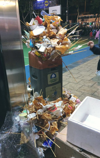靠在回收箱旁的地上亦出现了「垃圾小山丘」。网民Leo Mak摄