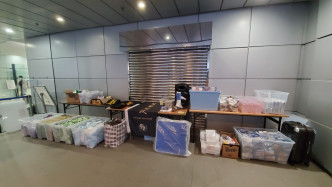 警方展示涉案街站物品、宣传单张及提供囚犯物品。