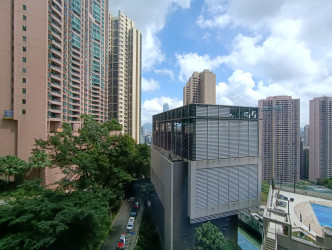 景观方面，可望屋苑游泳池及区内市景。