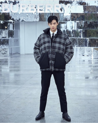 韓國男歌星兼演員車銀優穿着Burberry秋冬系列的格紋羽絨羊毛外套/$17,500，襯以白色恤衫、黑色領帶、西褲及皮鞋，造型優雅且保暖。(Burberry/圖片源自車銀優Instagram)