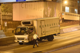 警方向肇事货运公司借用一辆同款货车。