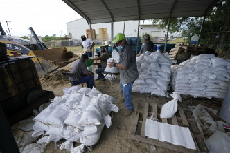 居民堆沙包以防水浸。 AP