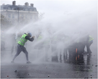 防暴警察施放水炮驱散群众。AP