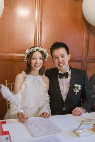 9月19日，倪晨曦在香港簽紙正式成為吳嘉釗（Vincent）老婆。