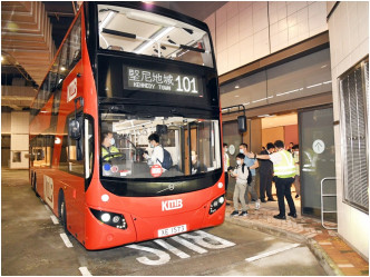 乘客排队等101号5时30分开出的头班车。交汇处设有空调室内候车区。