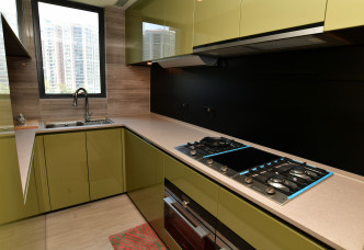 廚房已有發展商提供的廚櫃，家電採用品牌款式。