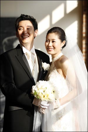 文素利愛情至上，在2006年下嫁當時寂寂無聞的導演張俊煥。