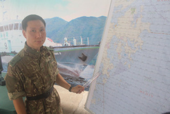 水警小艇分區指揮官周信偉講述追捕路線。實習記者李志榮攝