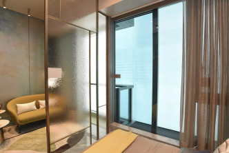 單位以磨砂玻璃取代分隔客廳和睡房的牆壁。 （18樓A1室經改動連裝修示範單位）