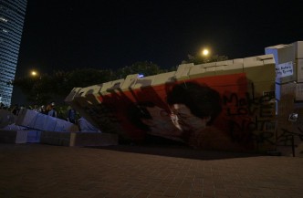 參加集會的市民晚上推倒象徵極權暴政鐵幕的紙牆。