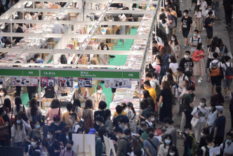 香港書展周五晚上人流明顯增加。